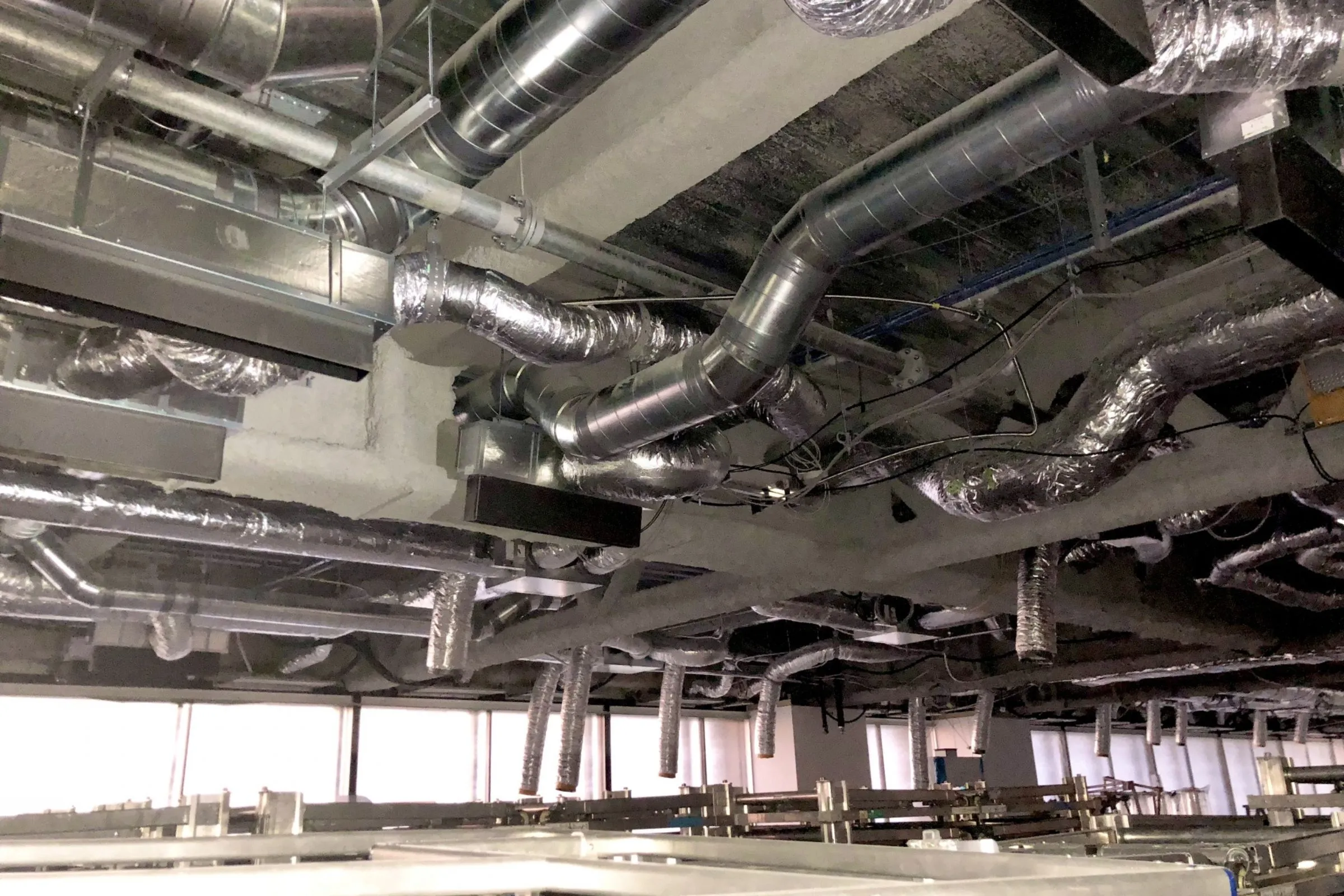天井内のダクト工事の写真