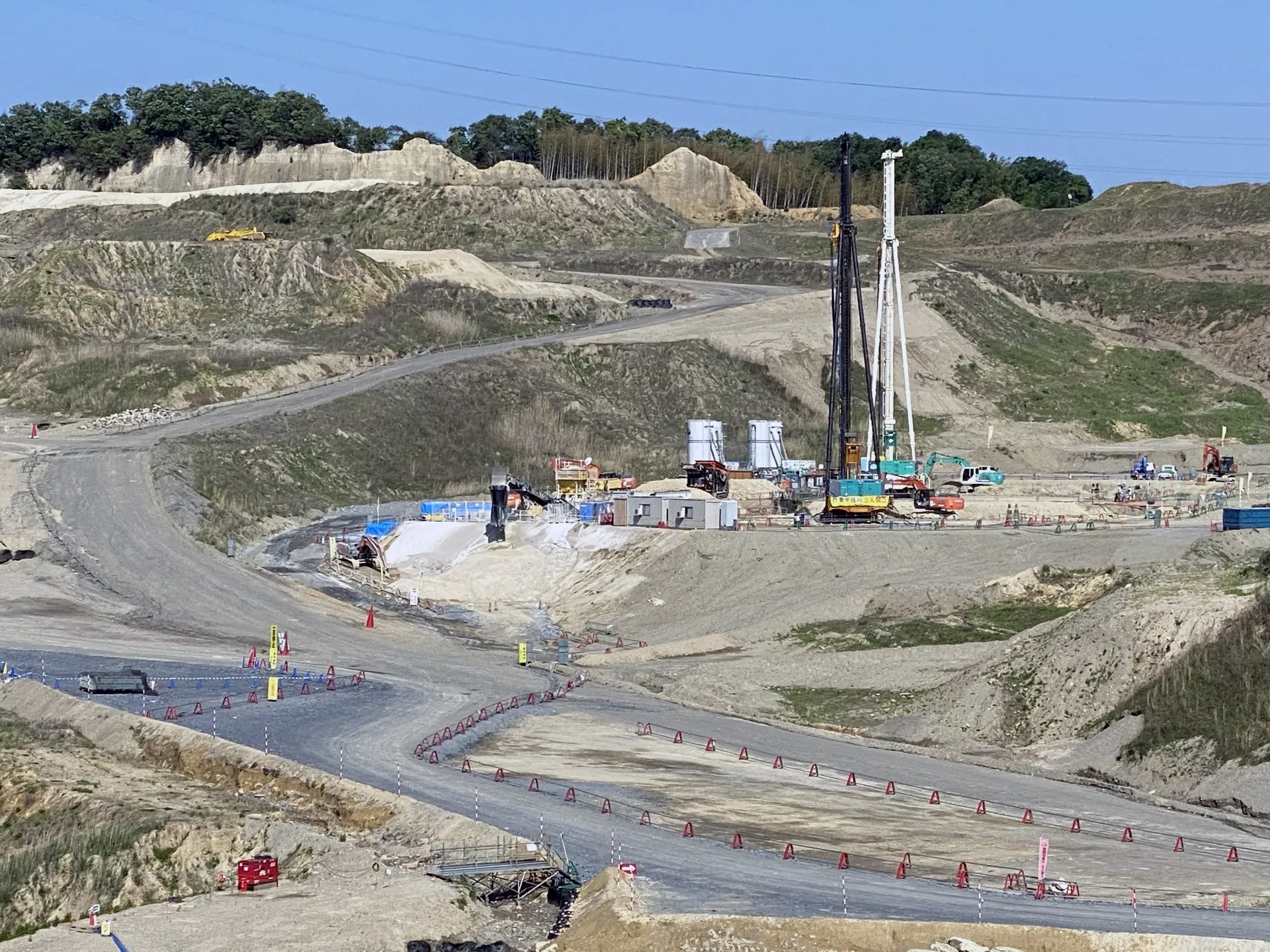 重機が稼働する造成工事の現場。建設業・設備工事のホームページ制作実績