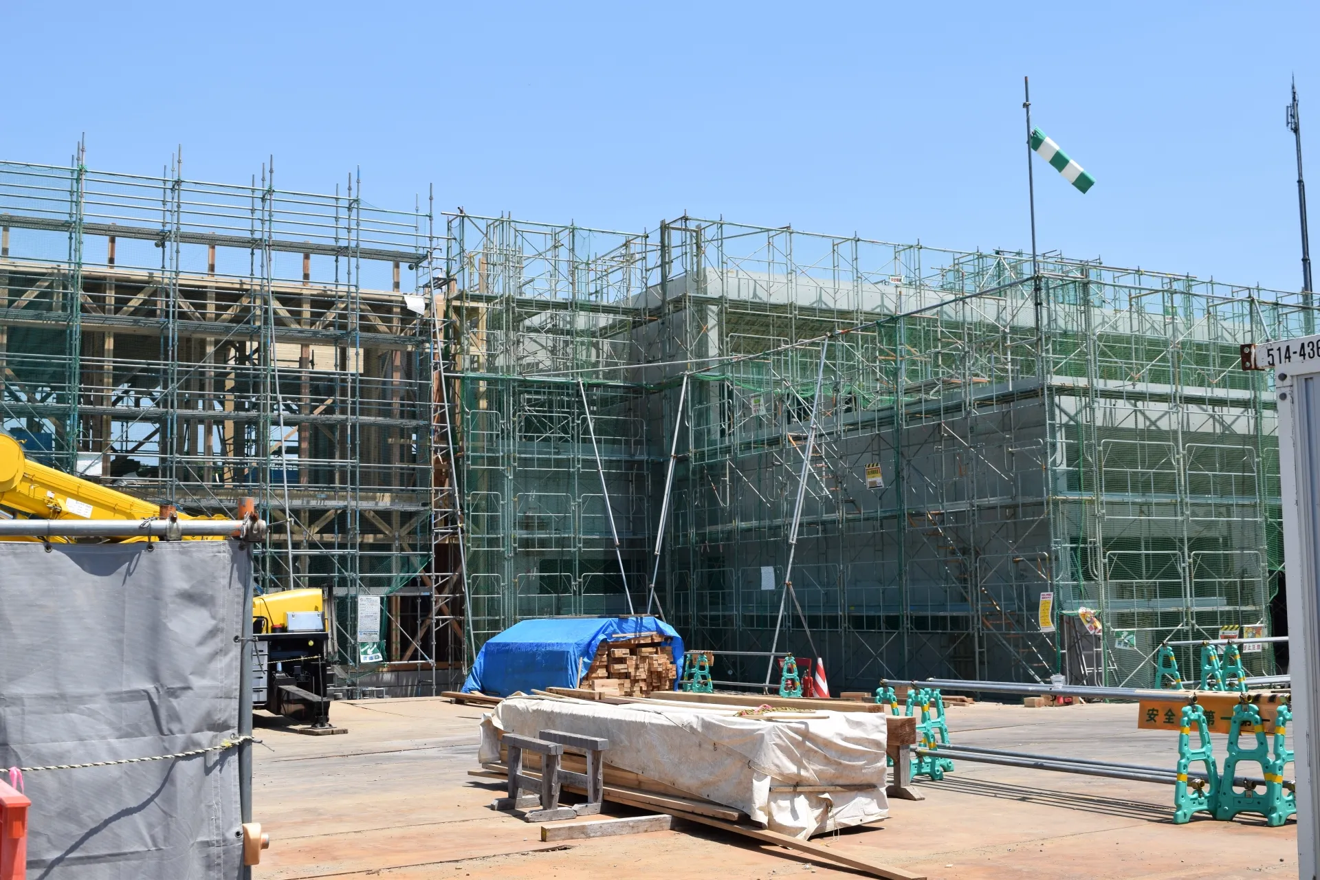 足場が組まれた建設現場。建設業のホームページ制作の料金・プラン